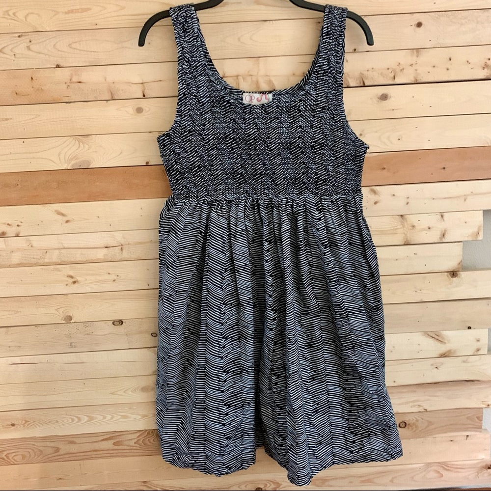 ✅ 3/$20 Op Women’s Black & White sleeveless Junior Dress size XL